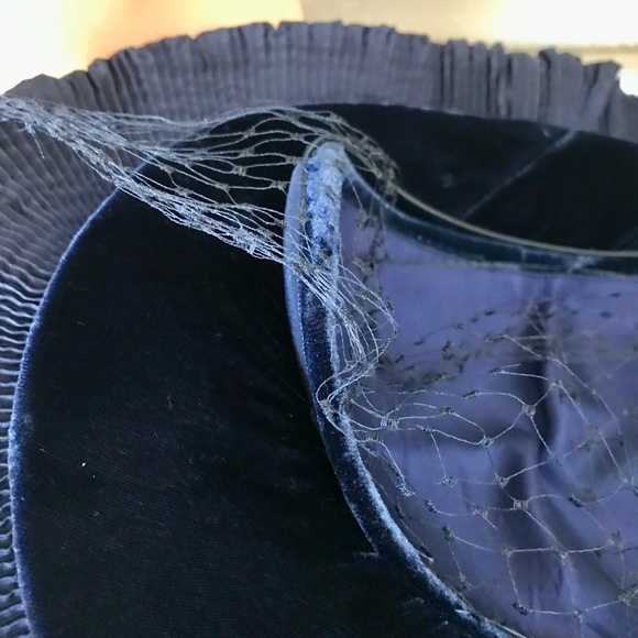 FABULOUS 1950s\' NAVY FABRIC AND VELVET \'CART WHEEL\' HAT WITH MATCHING HALF VEIL main image 4